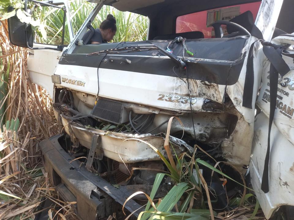 Foto 5 de 9 — Caminhão de bebidas perde controle e invade canavial de rodovia